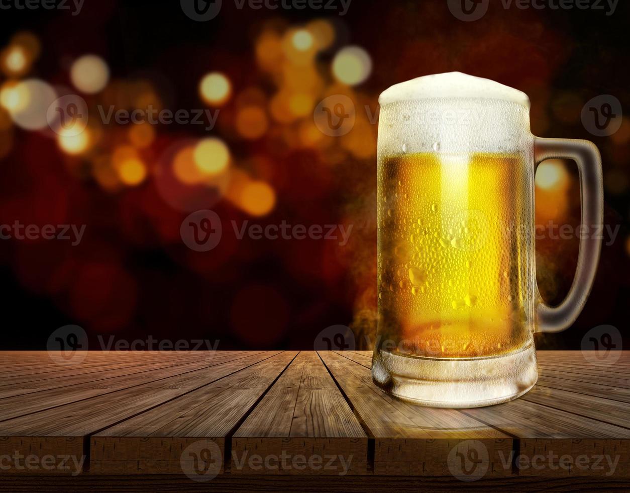 vaso de cerveza con gotas de agua sobre una mesa de madera brillante fondo bokeh. renderizado 3d foto