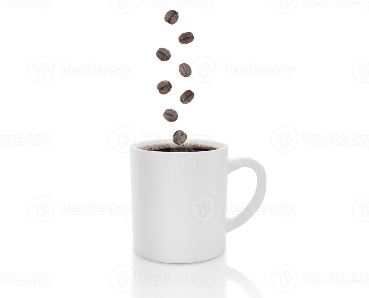 taza de café con humo cayendo granos de café sobre fondo blanco foto