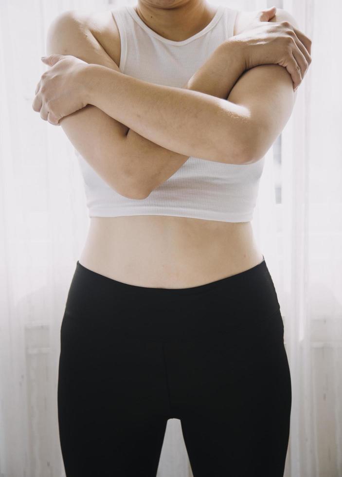 hermosa mujer gorda con cinta métrica usa su mano para exprimir el exceso de grasa que está aislado en un fondo blanco. ella quiere perder peso, el concepto de cirugía y descomponer grasa bajo el foto