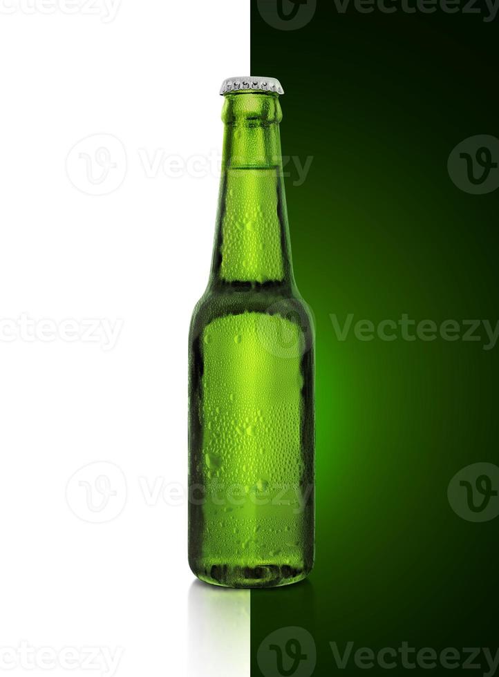 botella de cerveza verde con cuentagotas sobre fondo verde y blanco foto