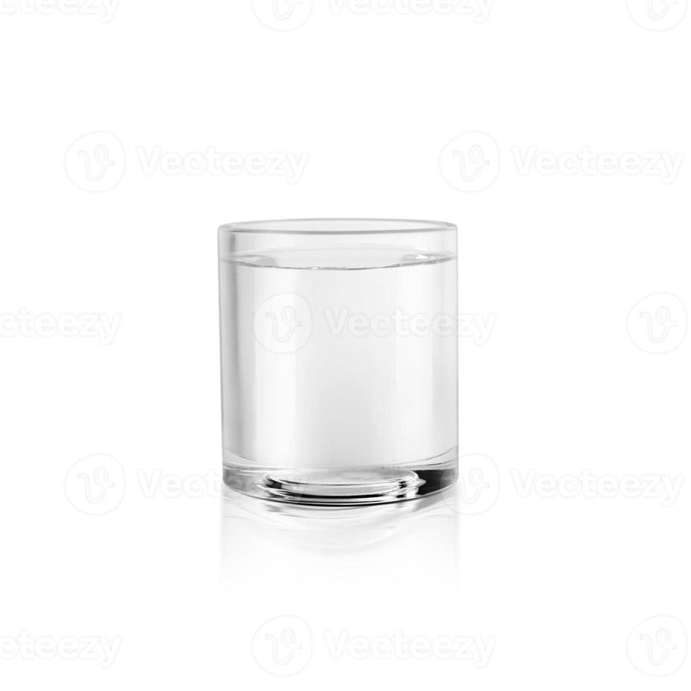 vaso de agua sin gas aislado sobre fondo blanco. renderizado 3d foto