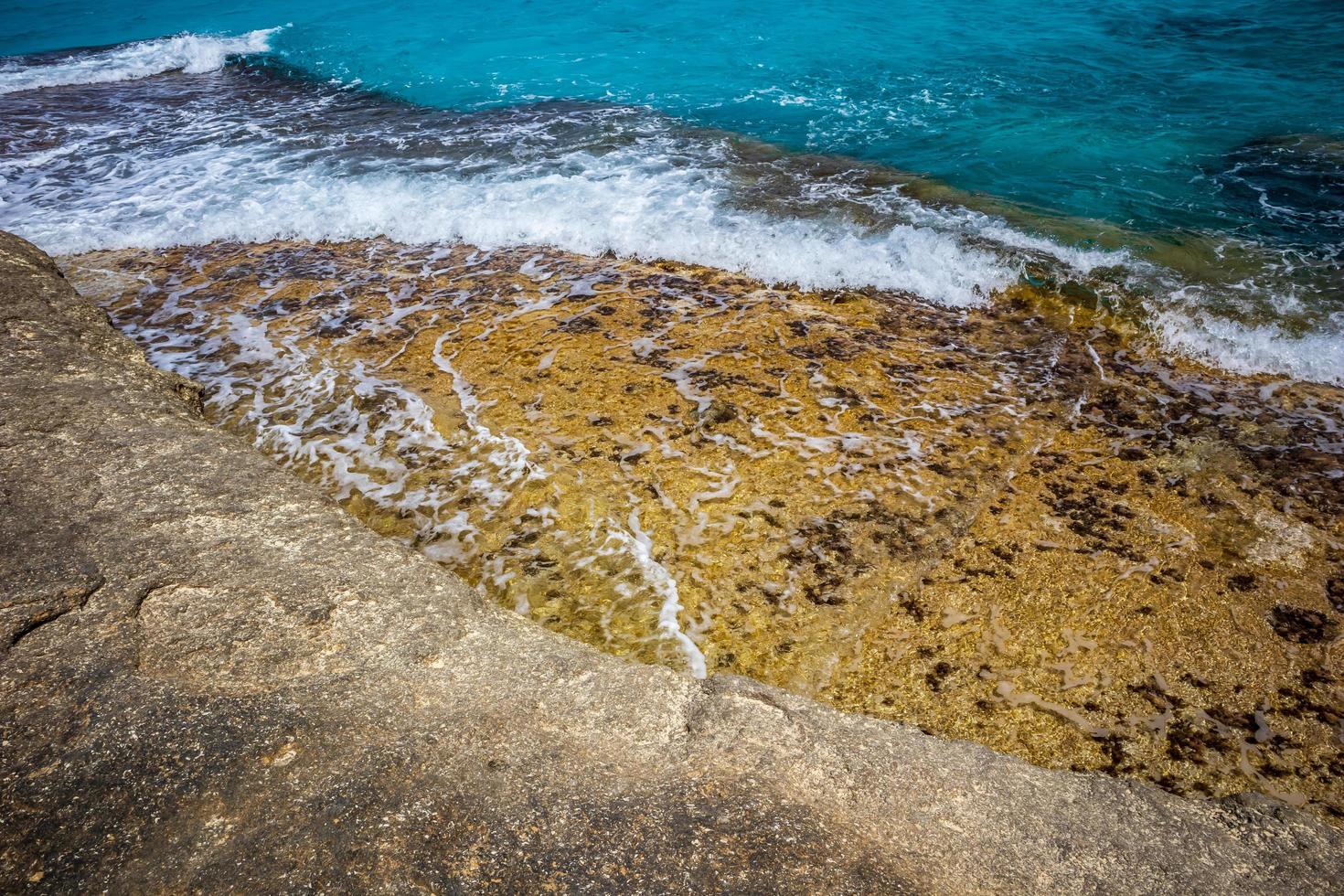 ola de mar y salpicaduras foto