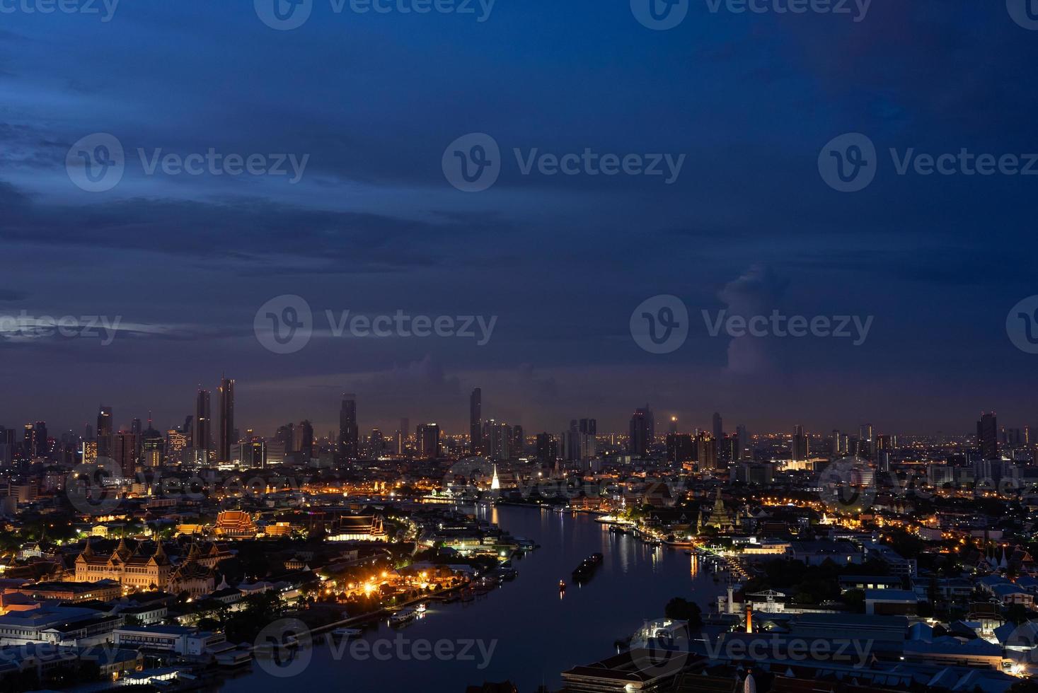 paisaje urbano de bangkok al amanecer con vistas al gran palacio y al río chao phraya desde arriba con vistas al gran palacio y al río chao phraya desde arriba foto