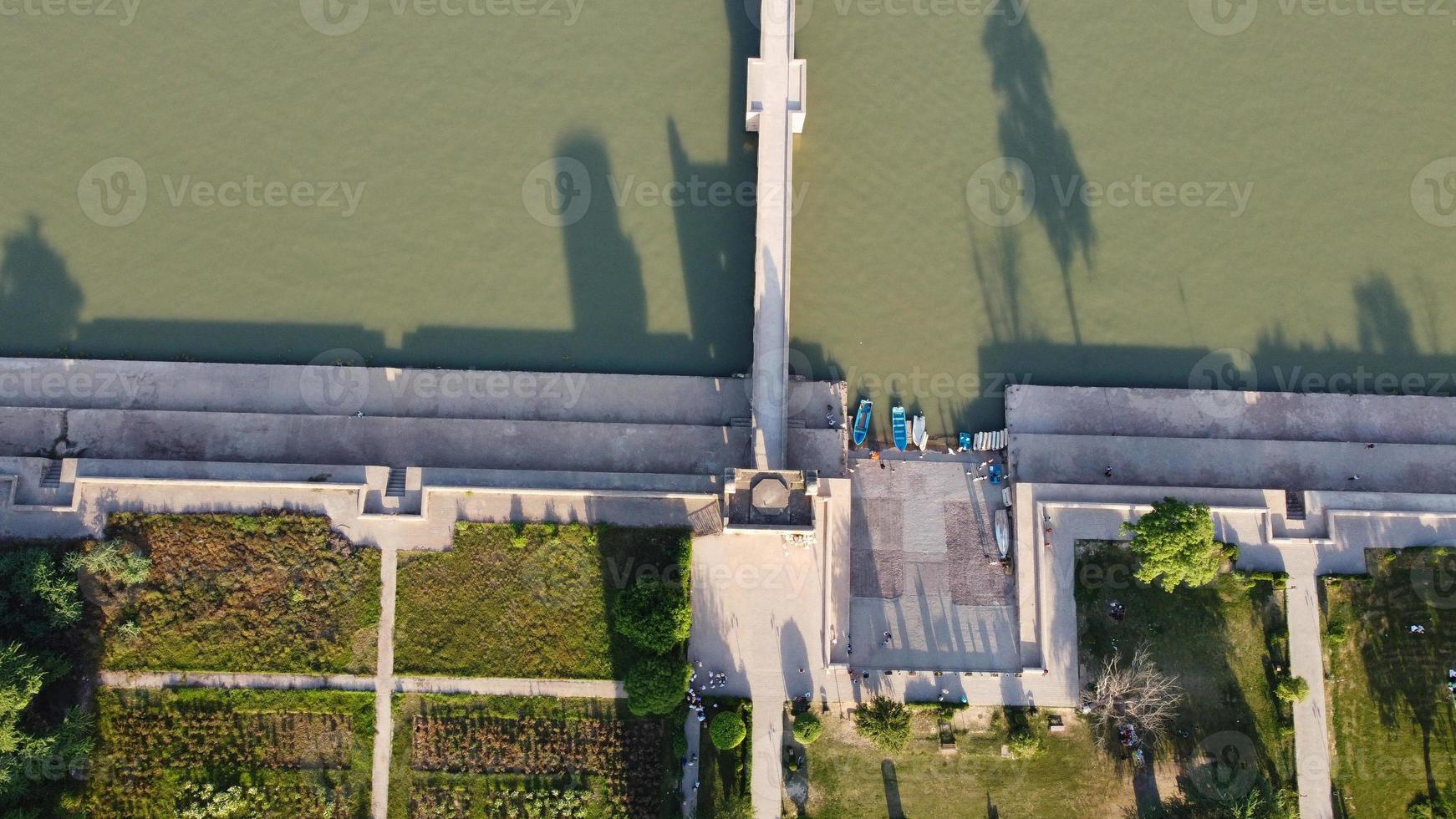 vista aérea de alto ángulo de mogoles históricos hiran minar y pueblo de sheikhupura pakistán foto