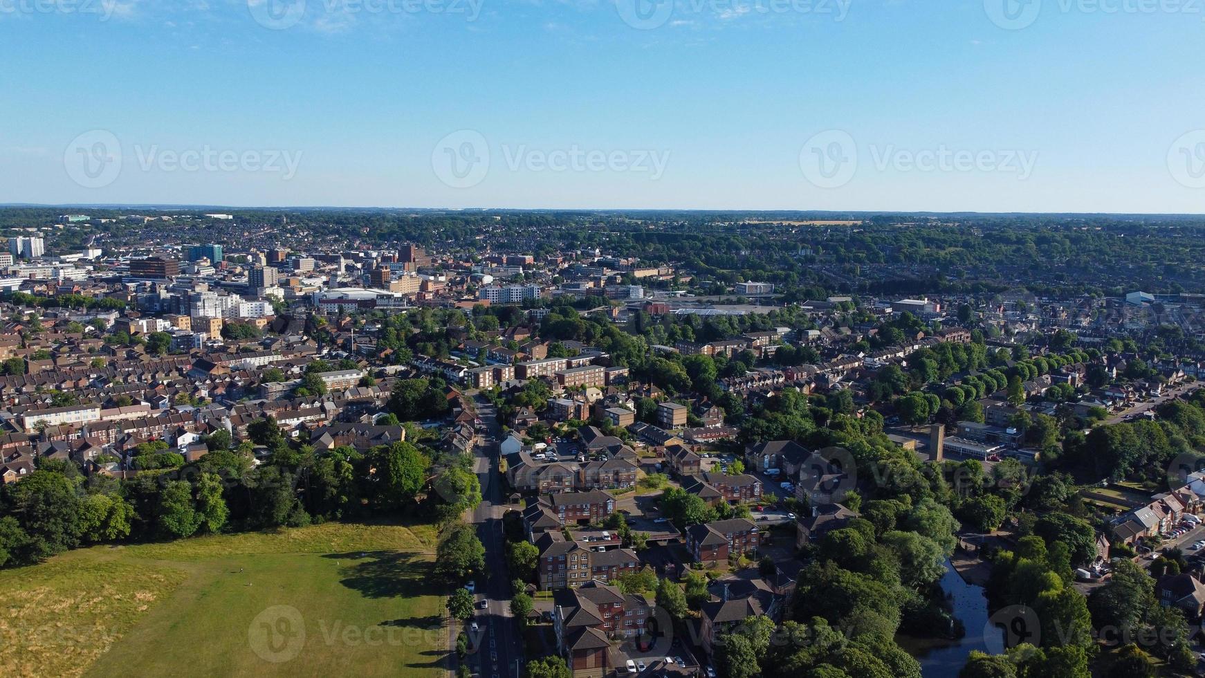 imágenes aéreas de drone vista de ángulo alto de londres luton ciudad de inglaterra gran bretaña foto