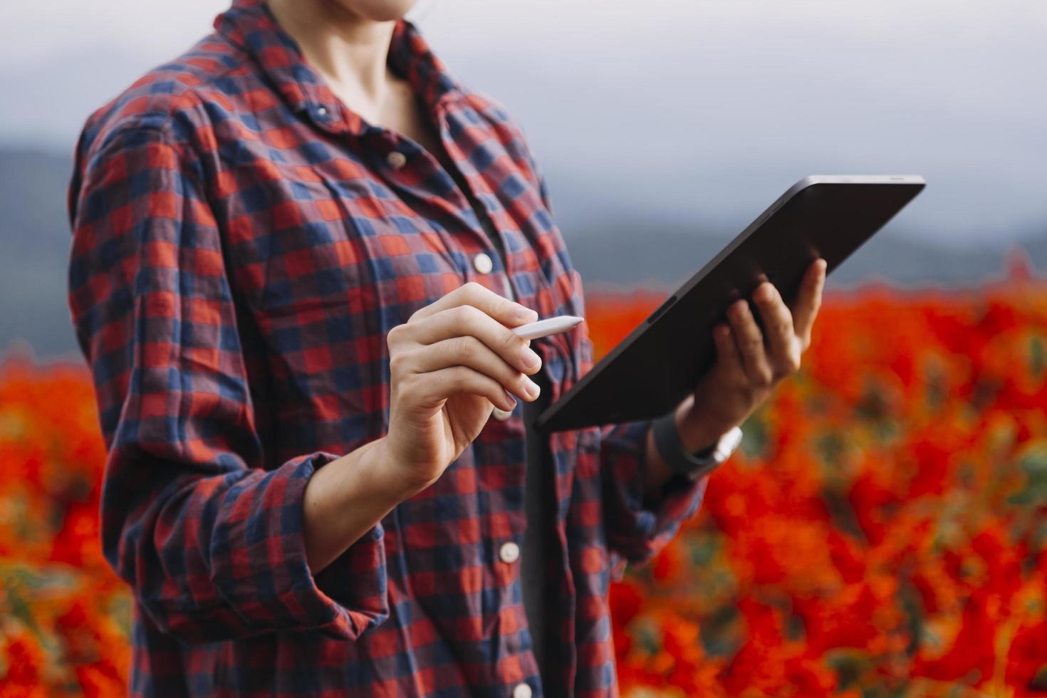 mujer agricultora de tecnología agrícola que sostiene tableta o tecnología de tableta para investigar sobre datos de análisis de problemas agrícolas e icono visual. foto