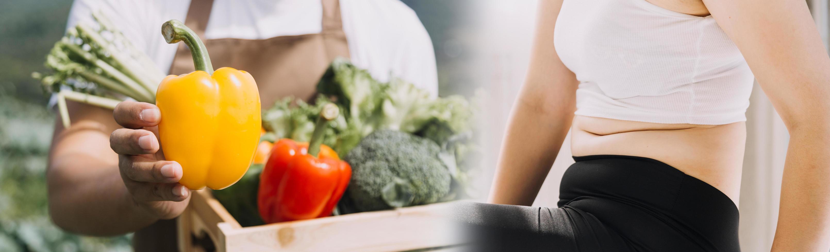 joven mujer sana con frutas. foto