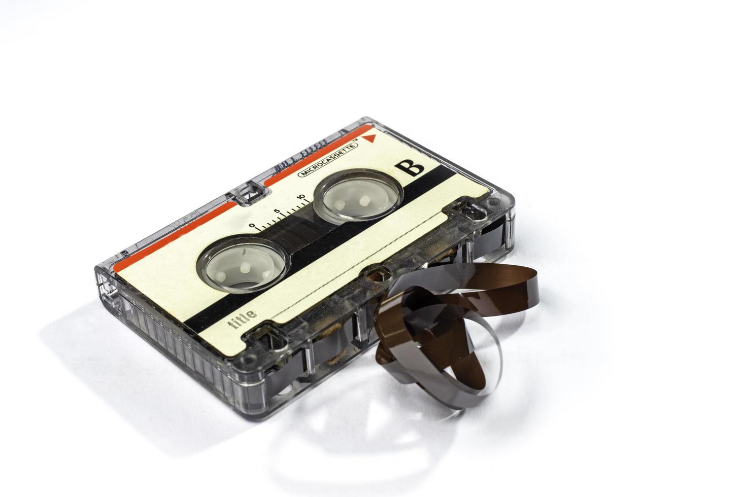 bangkok tailandia -14 de febrero de 2022,microcassette sony aislado sobre fondo blanco. lado B. En los años 90 se creó una grabadora de casete de audio. enfoque suave. foto