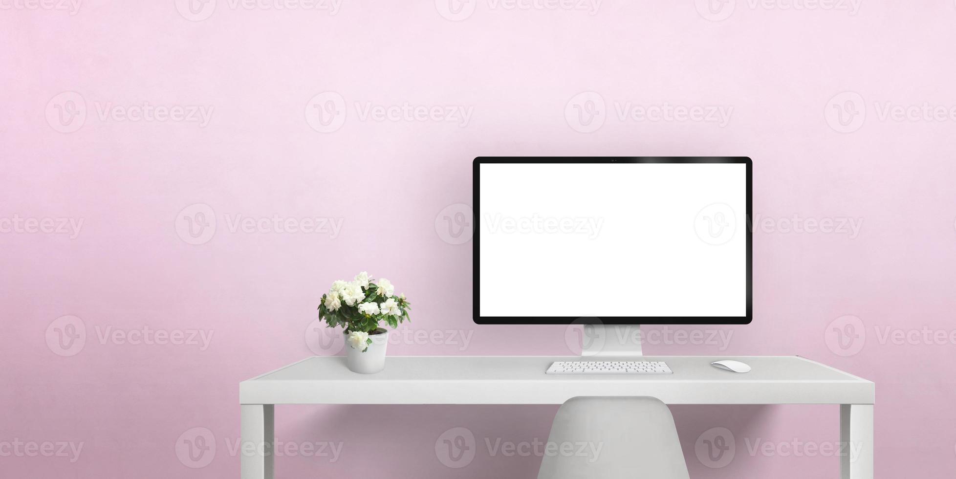 pantalla de computadora moderna en escritorio blanco y pared rosa en bacgkround. pantalla de computadora aislada para maqueta, promoción de página web de diseño. copie el espacio foto