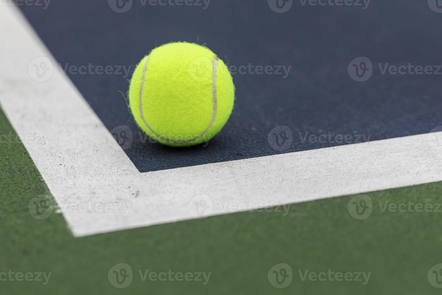 pelota de tenis en cancha foto