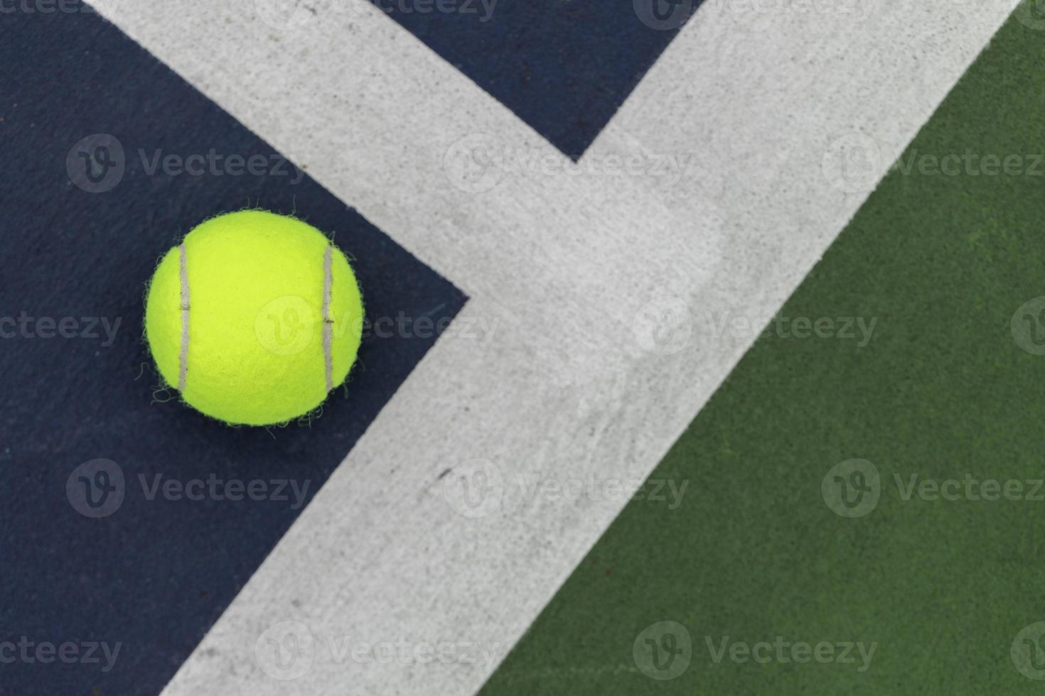 pelota de tenis en cancha foto