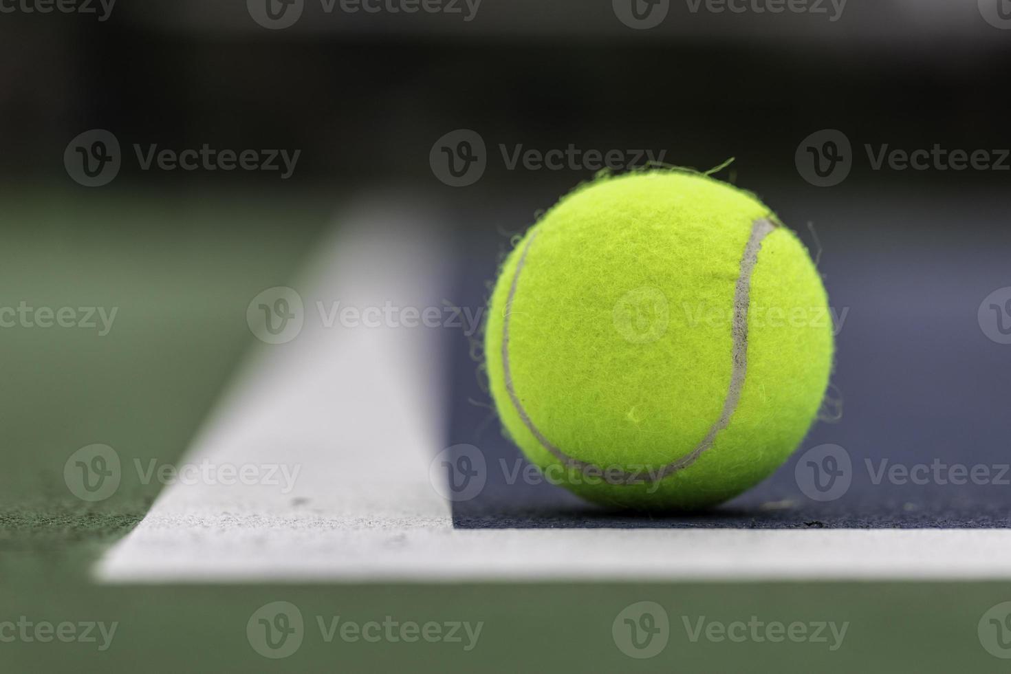 pelota de tenis en cancha foto