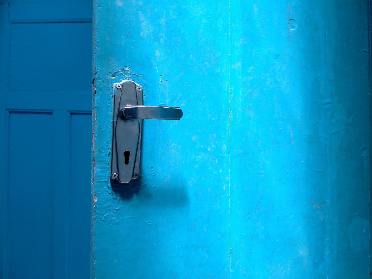 antigua puerta de madera azul foto