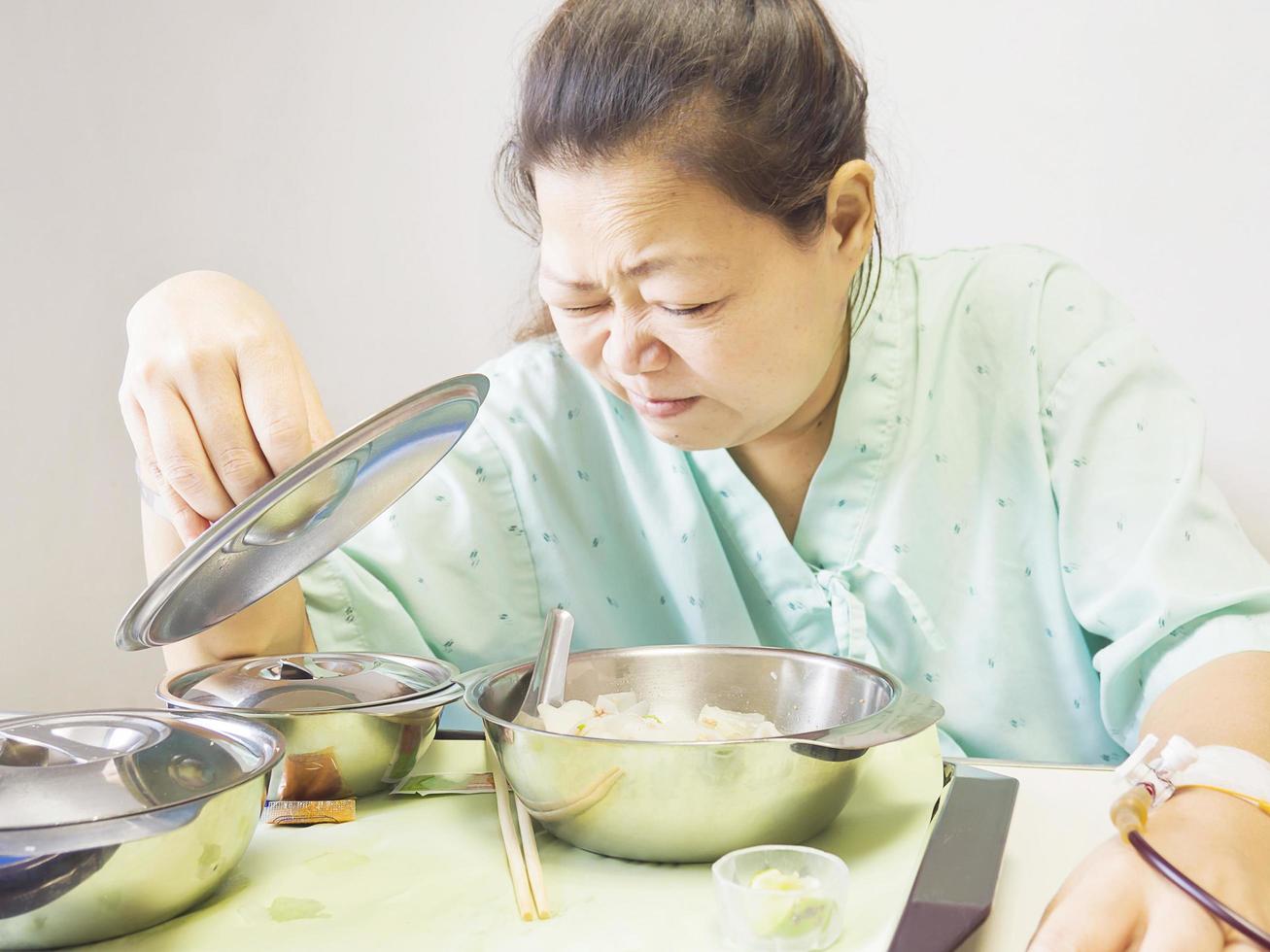 una paciente es comida aburrida en un hospital foto