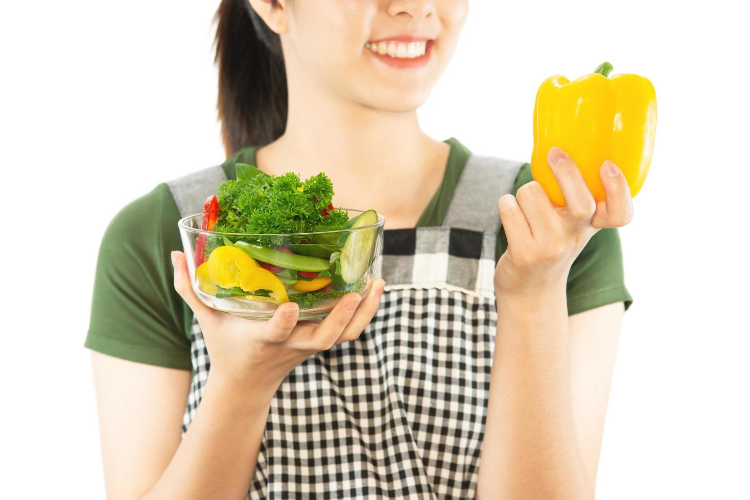 dama feliz sosteniendo cosas de cocina sobre el fondo del espacio de copia - gente concepto de preparación de comida hecha en casa foto