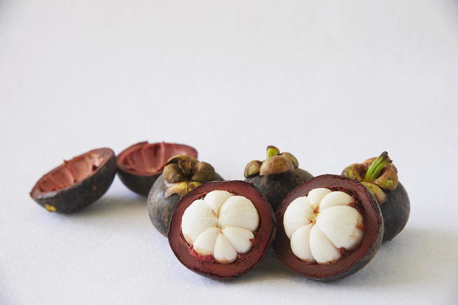 frutas populares tailandesas de mangostán: una fruta tropical con segmentos de pulpa blanca dulce y jugosa dentro de una corteza gruesa de color marrón rojizo. foto