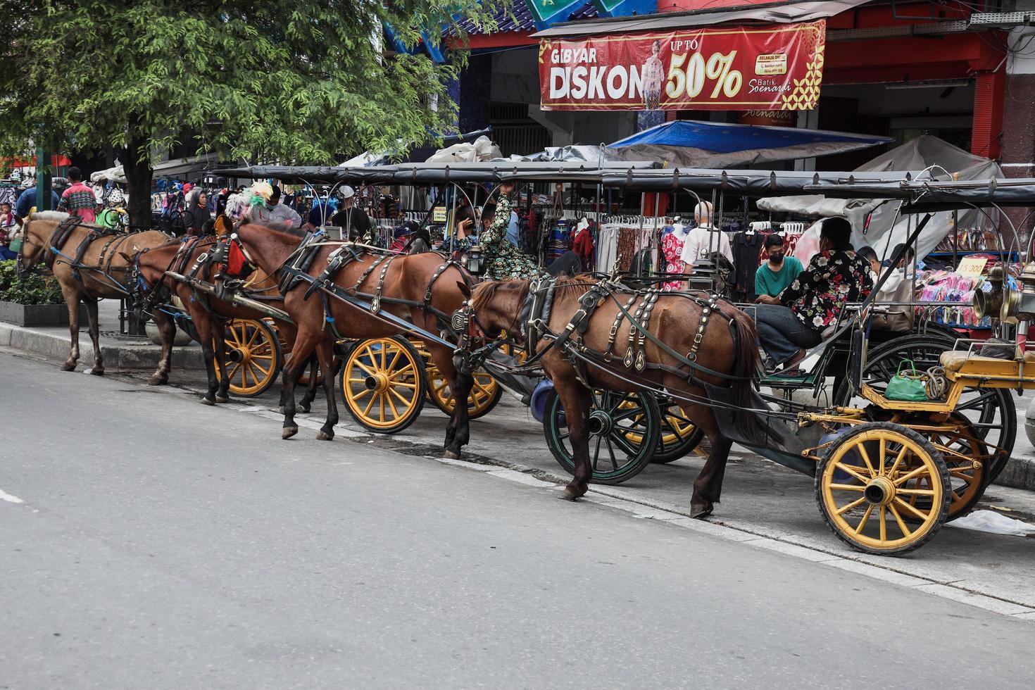 yogyakarta, indonesia mayo 2022 delman se detiene en jalan malioboro. delman es un caballo de transporte tradicional. foto