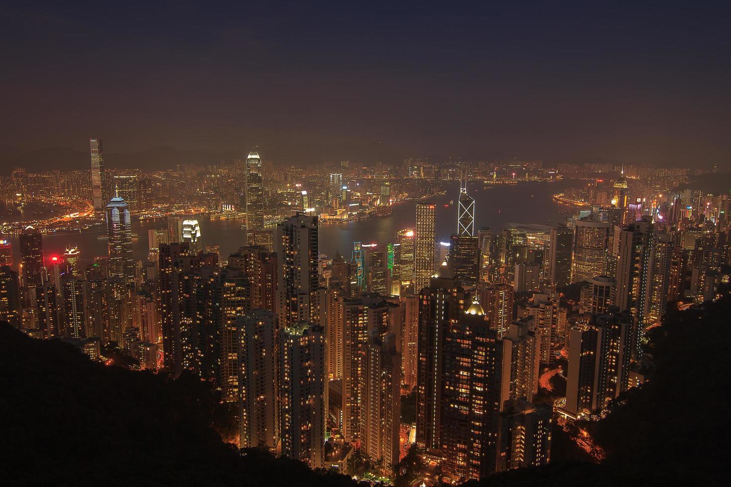 vista aérea nocturna panorámica del horizonte de hong kong y el puerto de victoria. destinos de viaje. foto