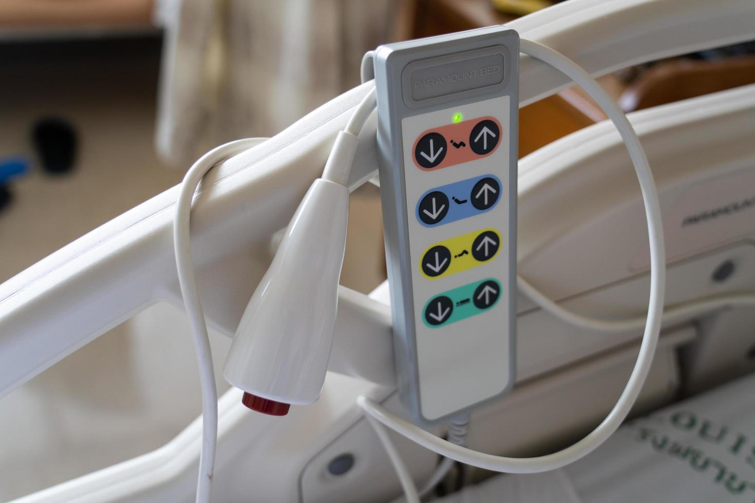 vista del botón de emergencia y control remoto para ajustar la cama del paciente en el hospital. foto