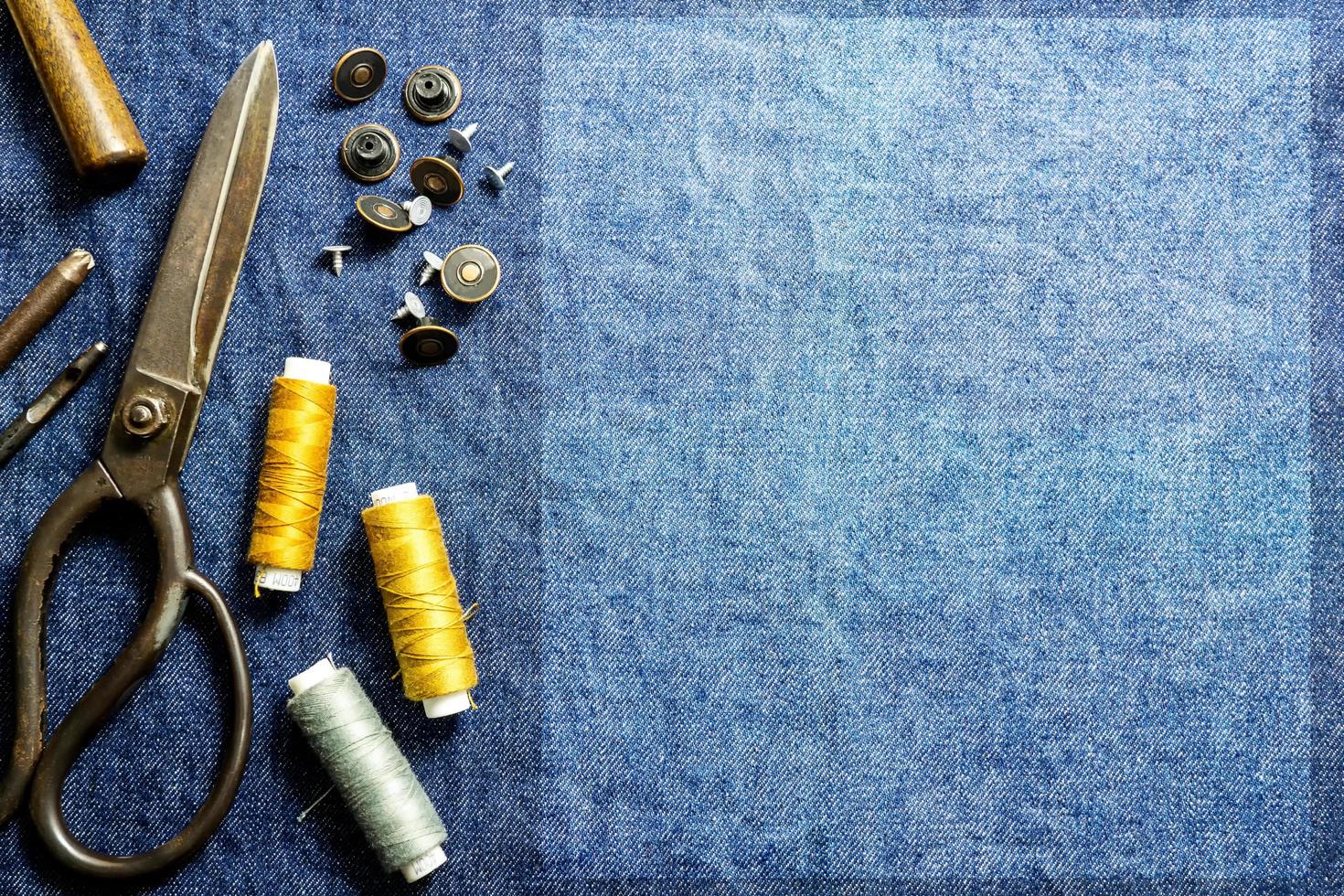 equipo de costura de fondo de la vista superior de la mesa de ropa de jeans y espacio vacío para texto foto