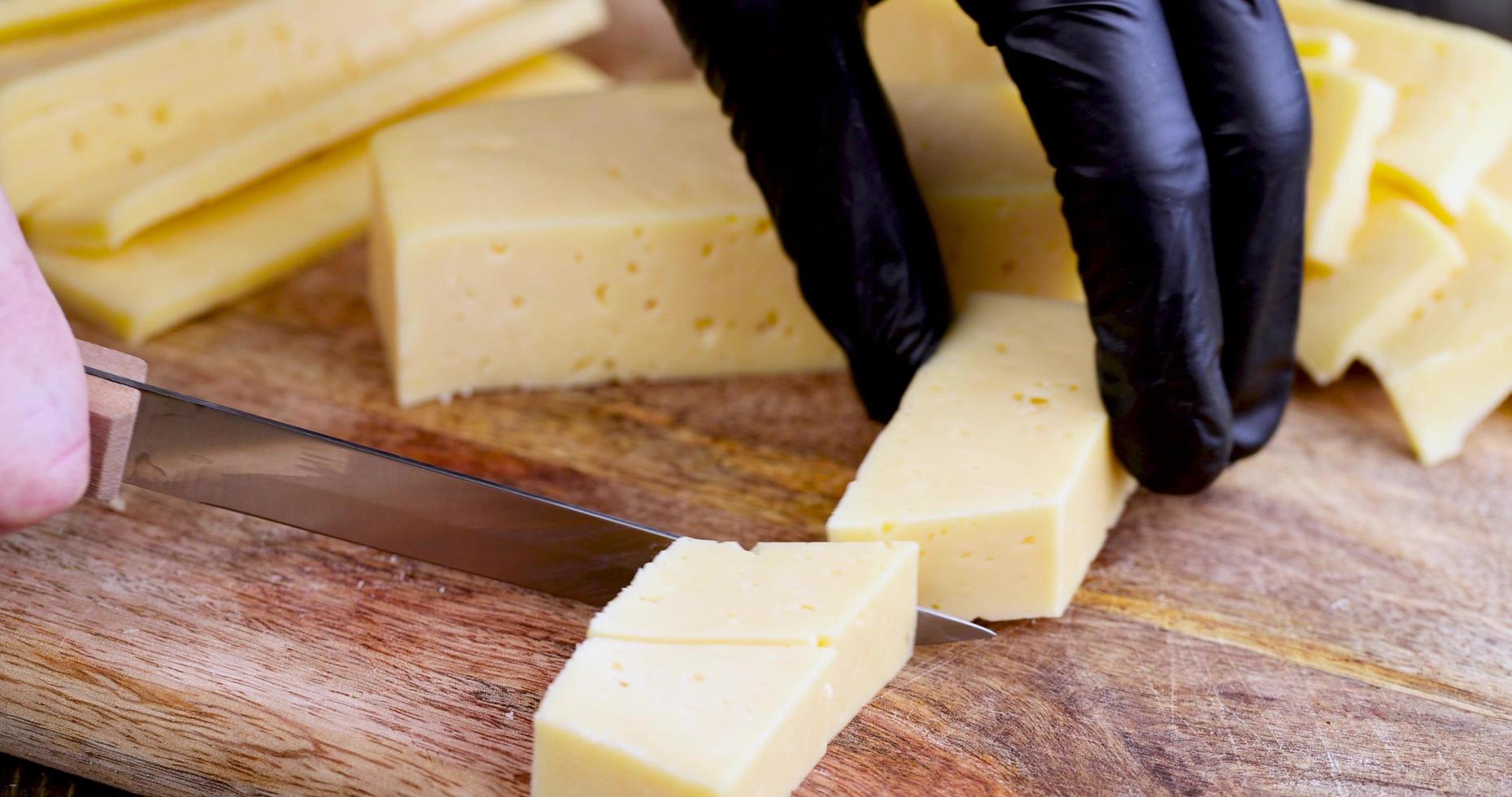 rebanar queso de leche de vaca maduro y delicioso foto
