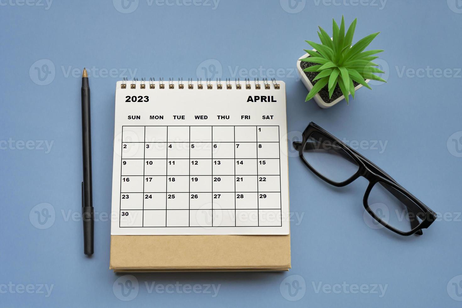 calendario de escritorio de abril de 2023 sobre fondo azul. directamente arriba. foto