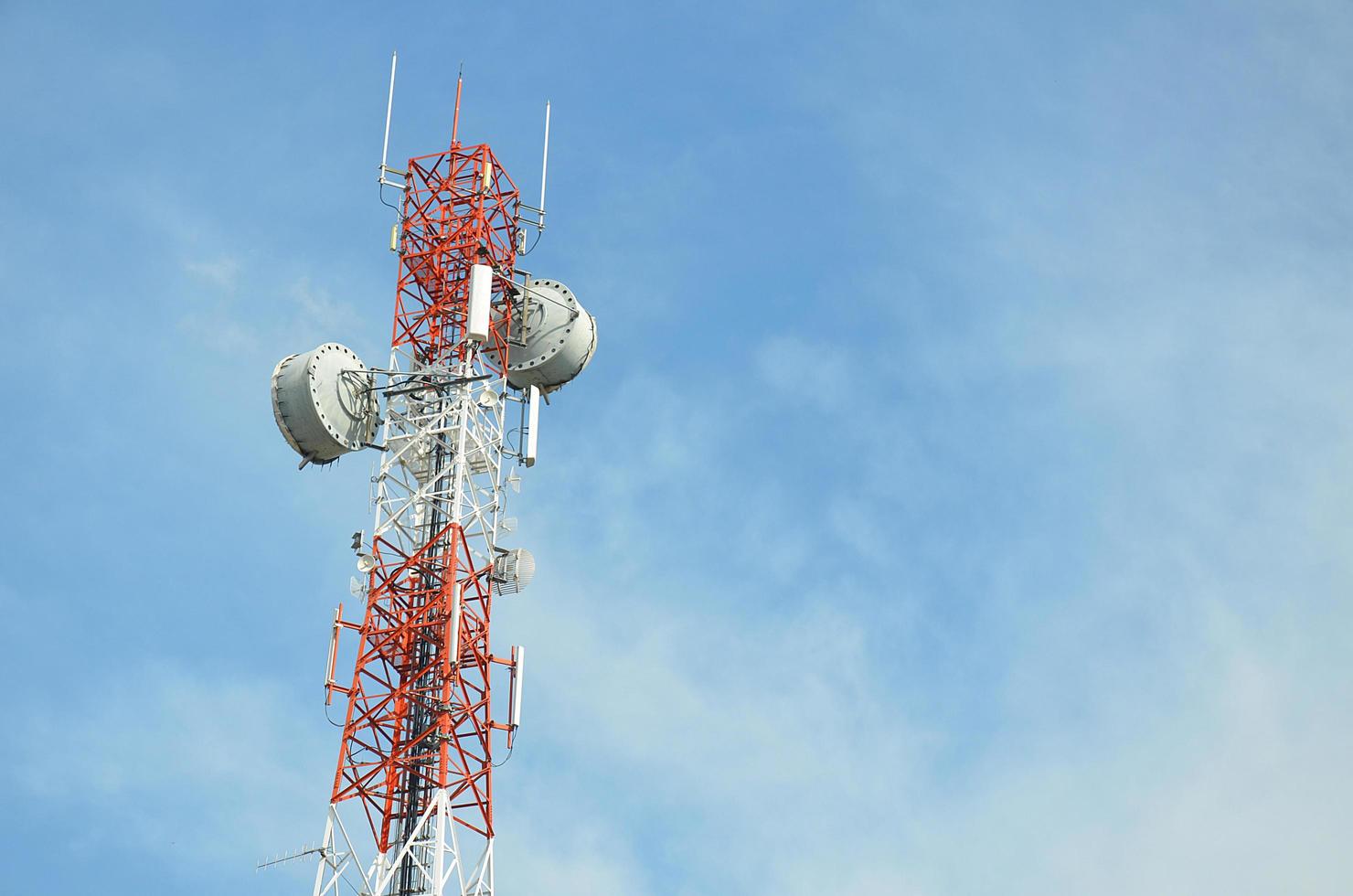 antenas de televisión de mástil de telecomunicaciones foto