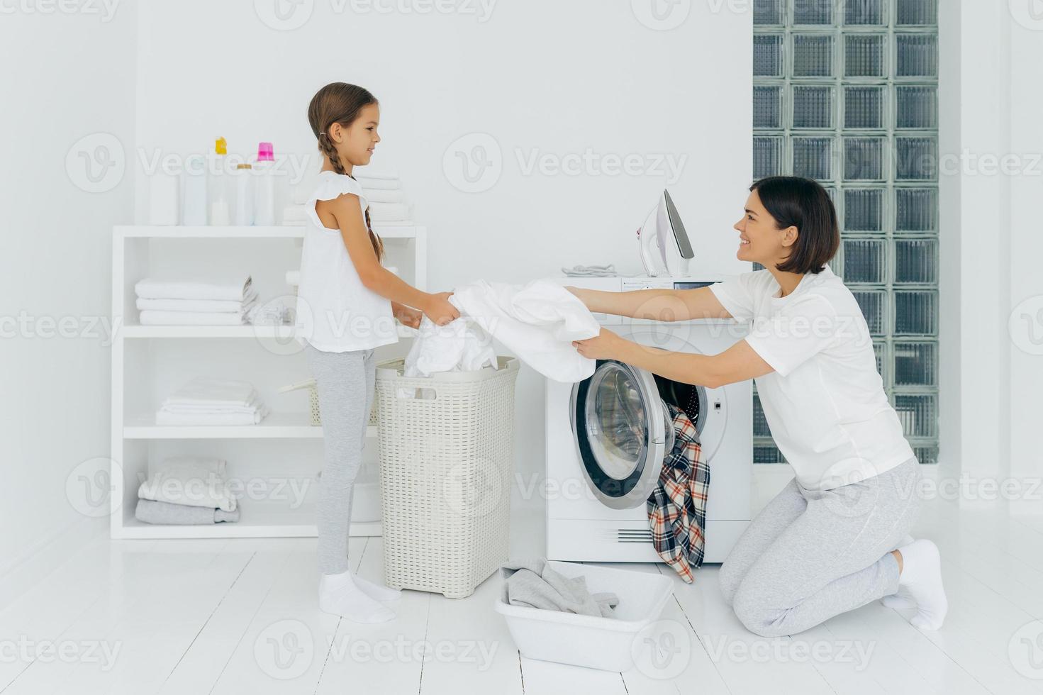 Ama De Casa Se Lava Y Se Corta Las Bragas De Sus Hijos Para Que Se Sequen  Al Sol. Foto de archivo - Imagen de objeto, moderno: 250521376