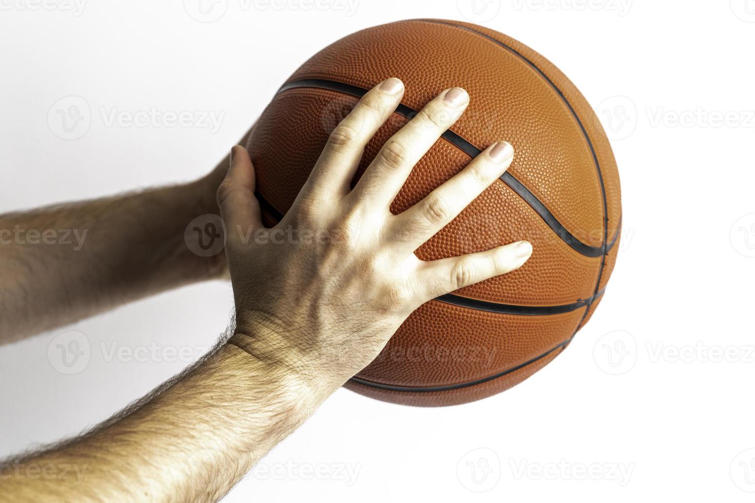 sosteniendo una pelota de baloncesto foto