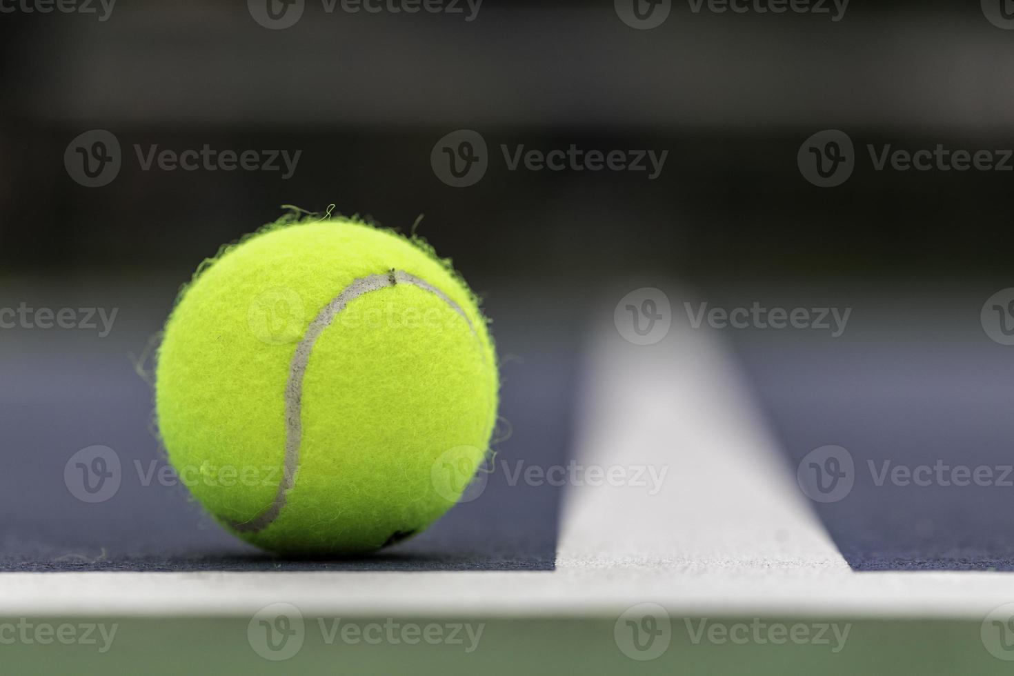 pelota de tenis en cancha foto