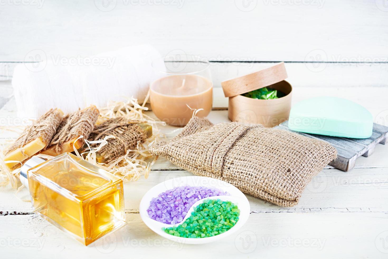 diferentes productos de spa y baño aislados sobre fondo de madera. productos para tratamientos de belleza y cuidado corporal foto