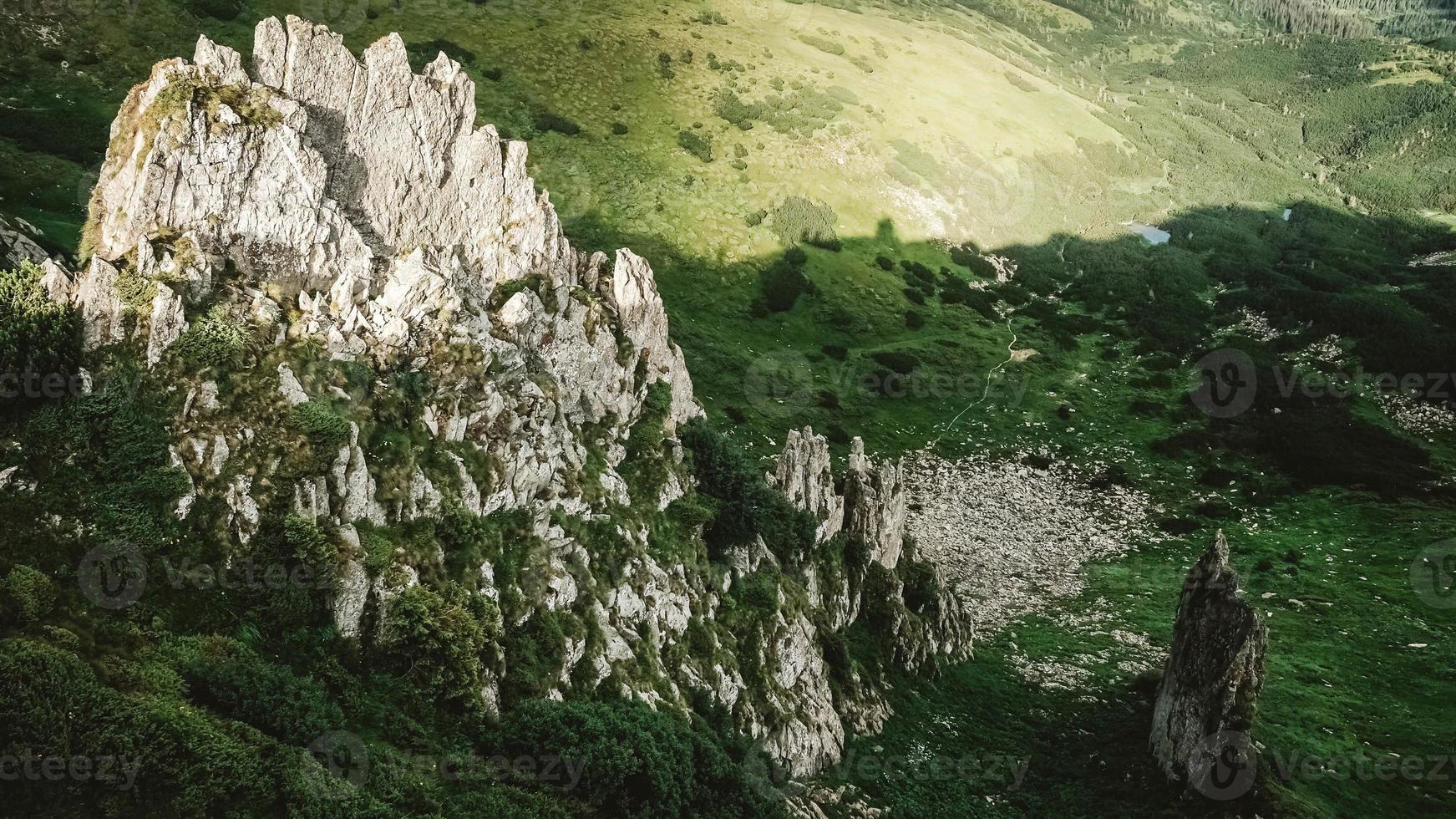 hermoso paisaje montañoso de los cárpatos, montañas verdes y acantilados shpytsi foto