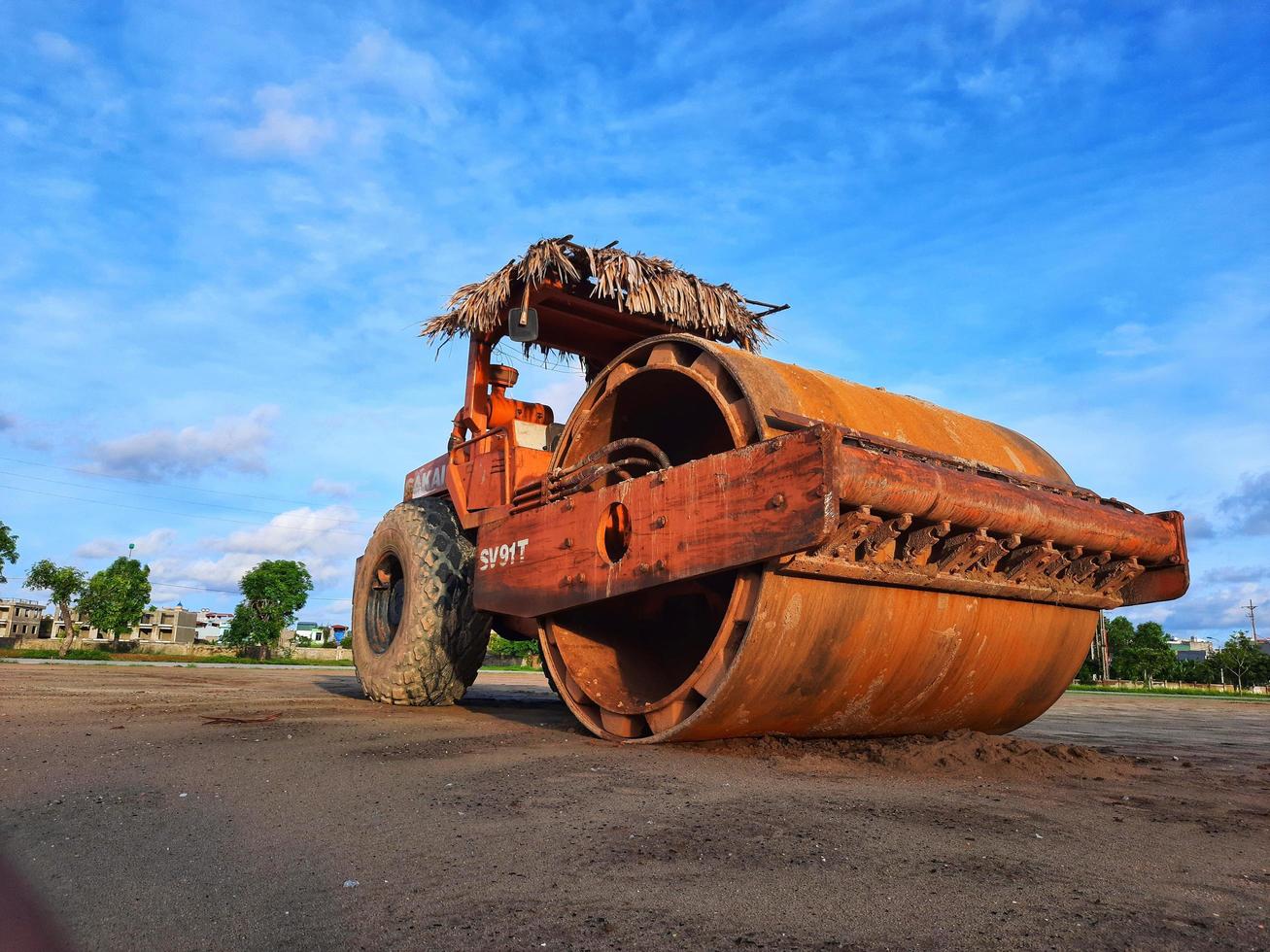 camión pesado, excavadora, carretilla con cielo azul. foto