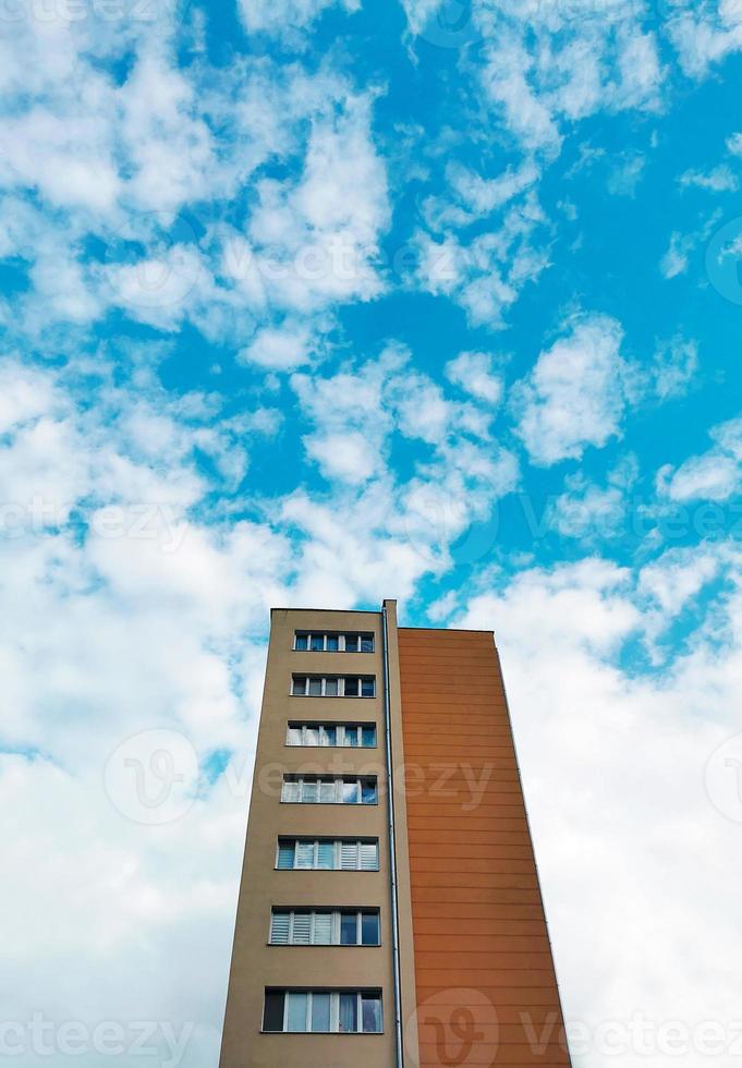 hermoso edificio de gran altura en el cielo azul foto