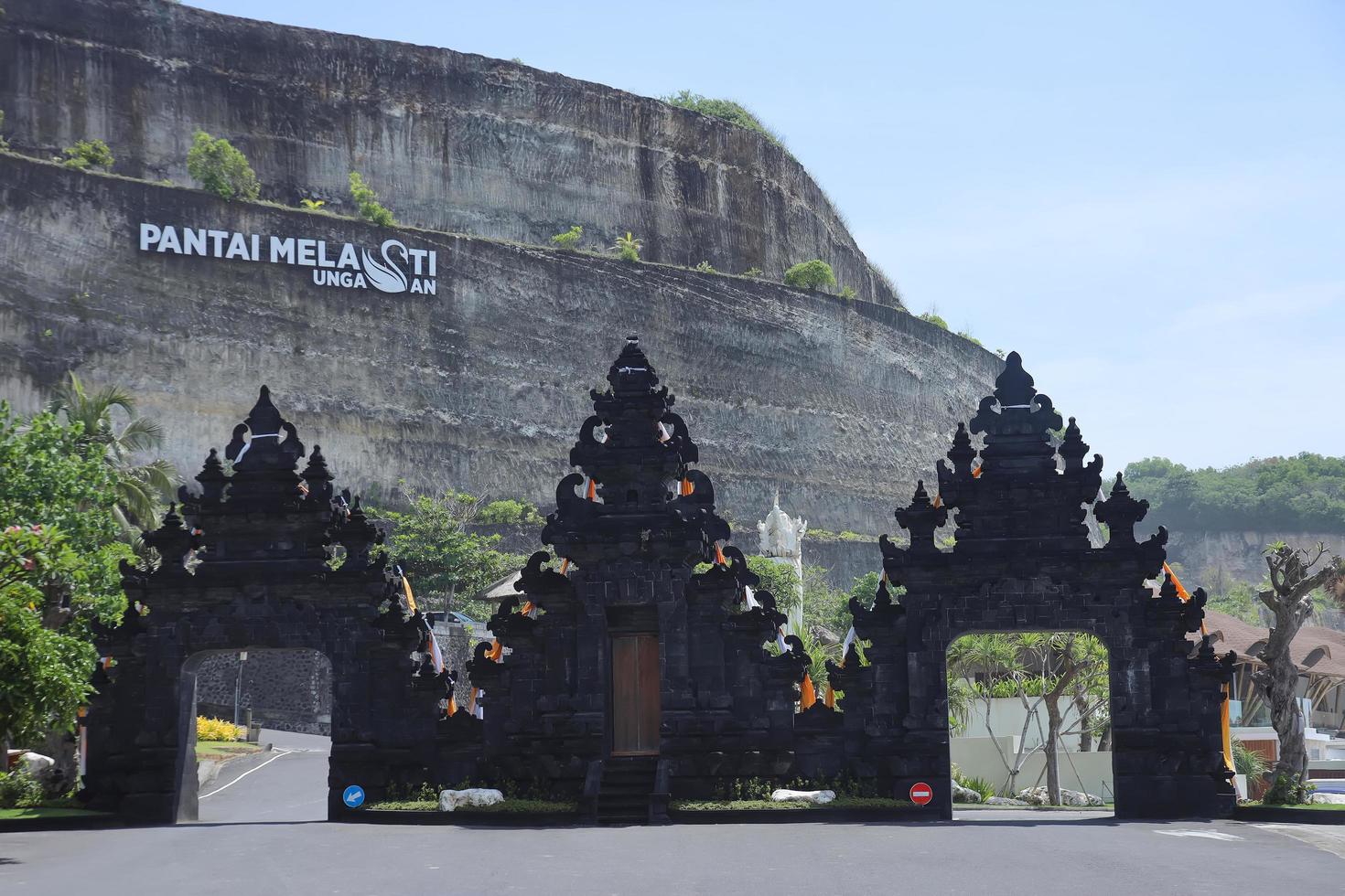 bali, indonesia febrero de 2022 puertas balinesas de entrada a la playa de melasti con vistas al acantilado. destino de viaje popular. foto