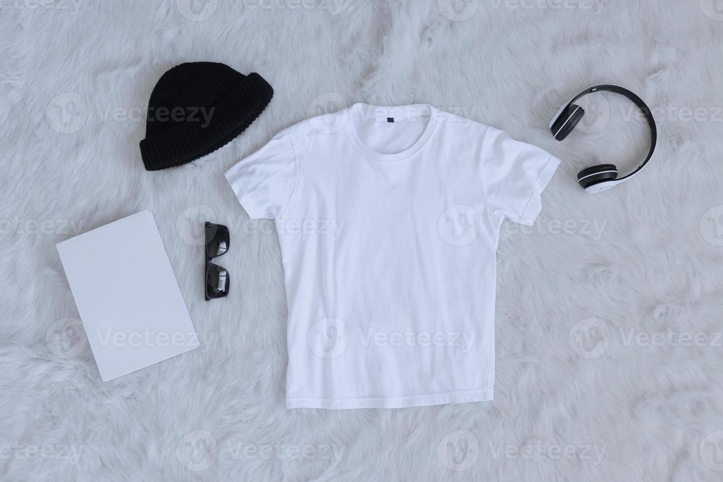 maqueta casual de camiseta blanca con accesorios foto