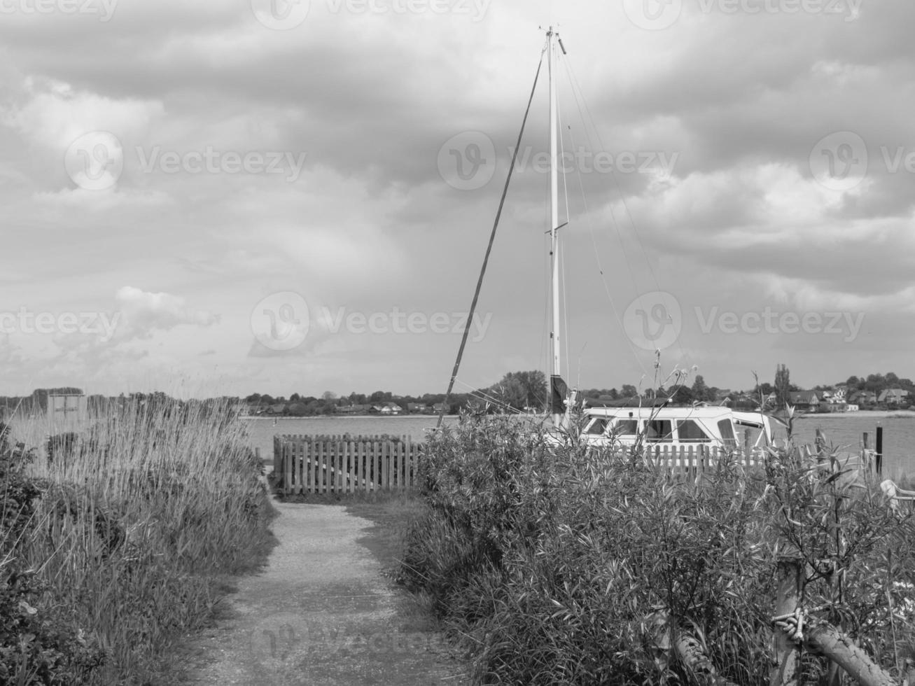 en el río schlei en schleswig holstein foto