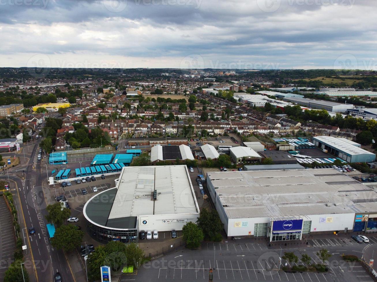 imágenes aéreas de drones vista de ángulo alto de la ciudad de londres luton de inglaterra y edificios residenciales foto