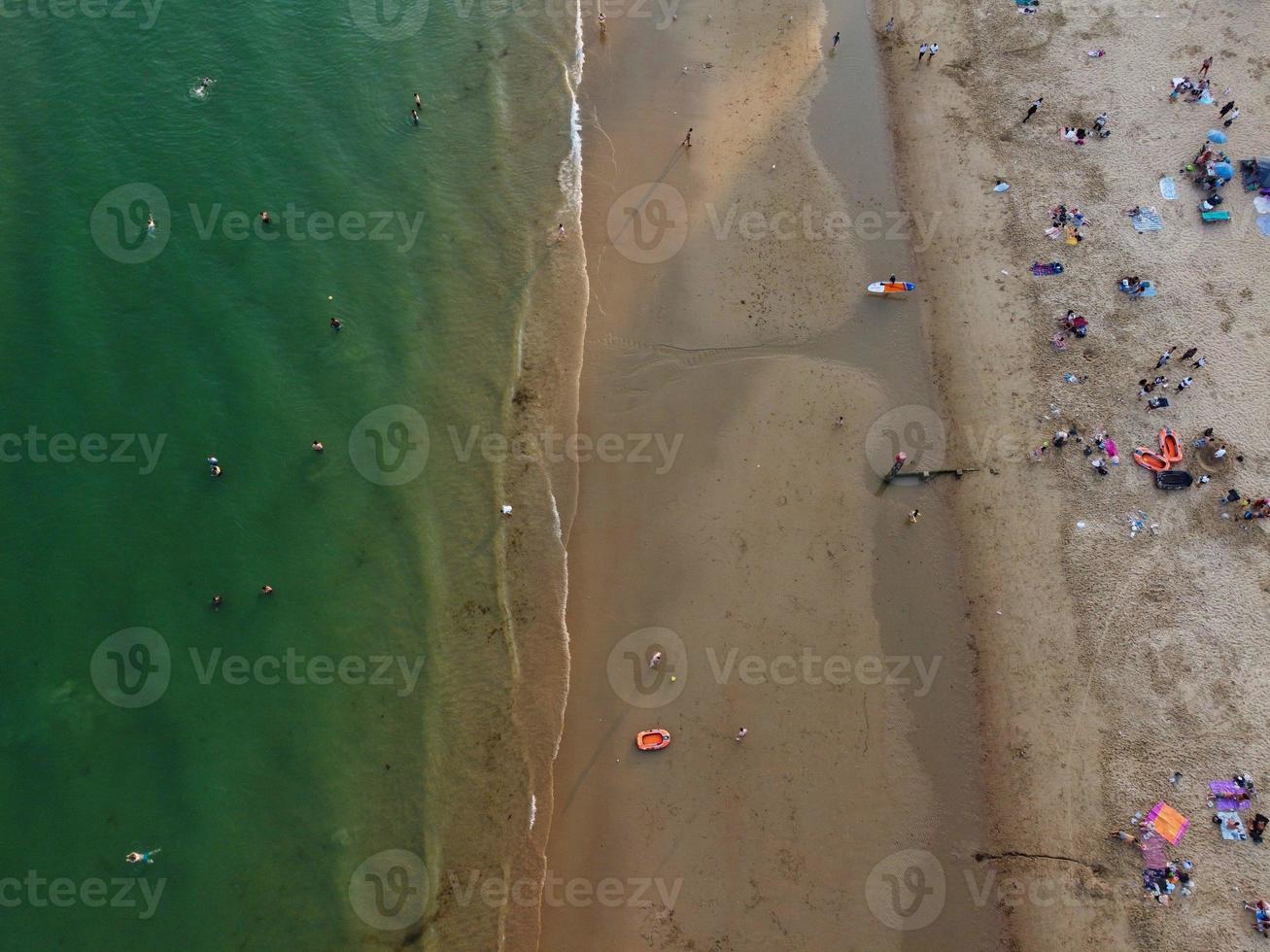 Frente a la playa con vistas al mar en ángulo alto con gente en la ciudad de Bournemouth, Inglaterra, Reino Unido, imágenes aéreas del océano británico foto