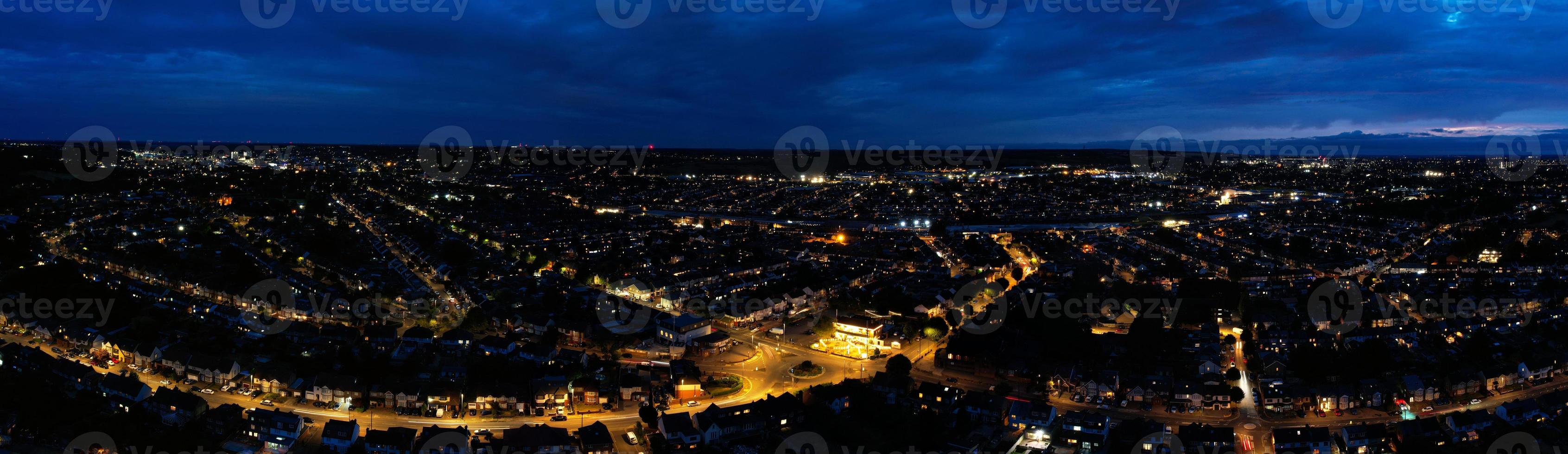 hermosa vista aérea nocturna de carreteras y casas iluminadas sobre la ciudad de luton en inglaterra, reino unido. imágenes panorámicas de alto ángulo foto