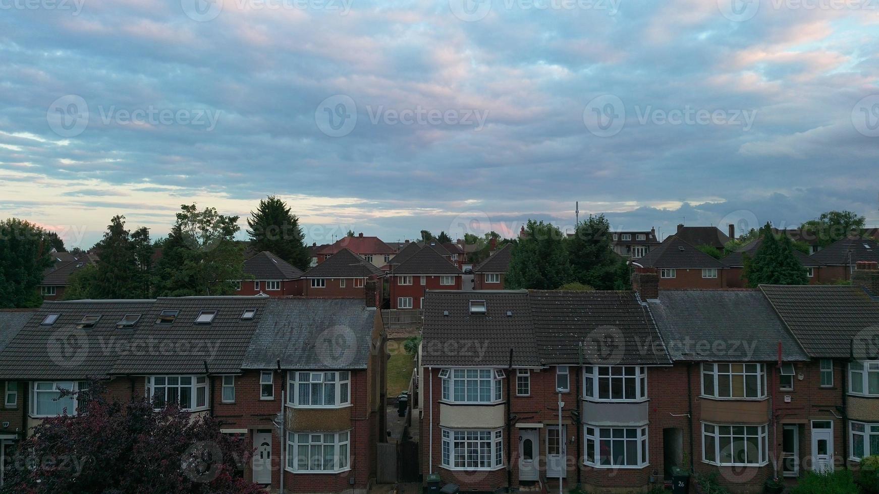 vista aérea de casas residenciales de luton en la hermosa puesta de sol y nubes coloridas y cielo sobre la ciudad de luton en inglaterra foto