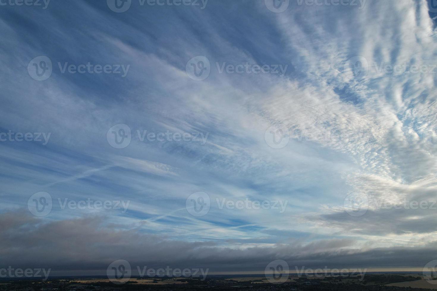 vista aérea de las nubes al amanecer en la mañana sobre gran bretaña, imágenes de drones, hermosa mañana con vientos fuertes y nubes que se mueven rápidamente foto