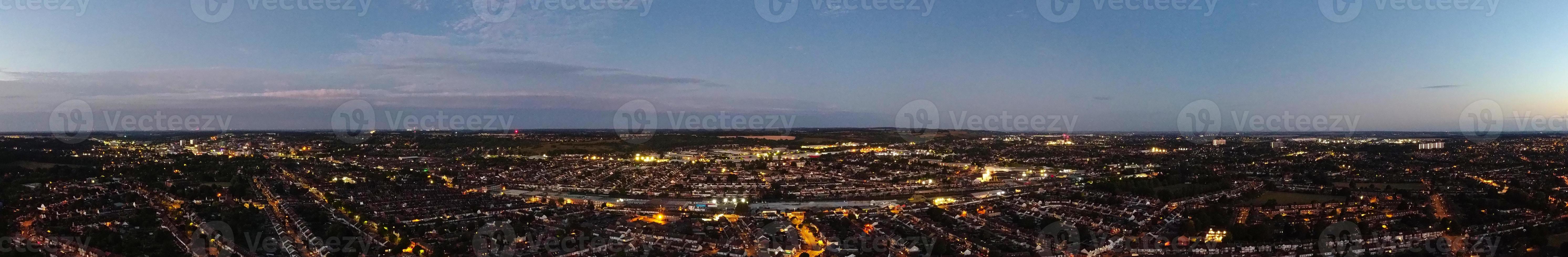 hermosa vista aérea nocturna de la ciudad británica, imágenes de drones de gran ángulo de la ciudad de luton en inglaterra reino unido foto