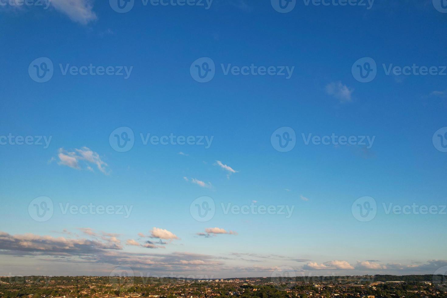 imágenes aéreas de drone vista de ángulo alto de londres luton ciudad de inglaterra gran bretaña foto