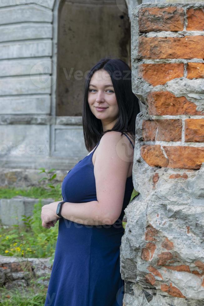 Portrait young beautiful woman with ancient ruin. photo