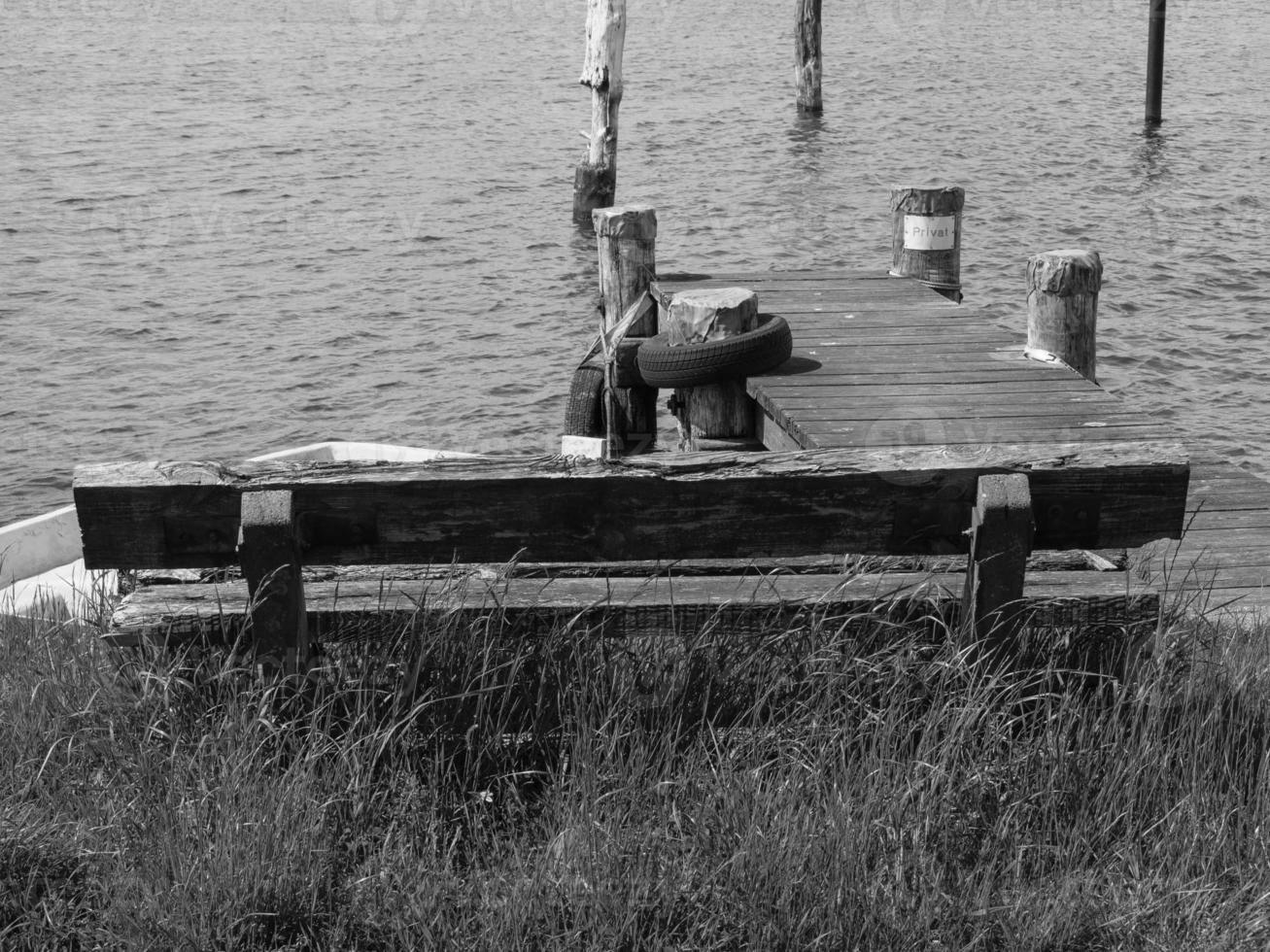 la pequeña ciudad de arnis en el río schlei foto