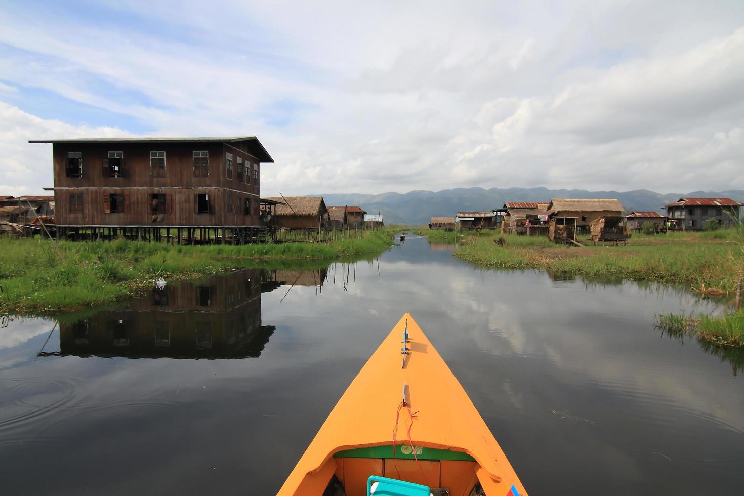 casas en el lago inle, myanmar foto