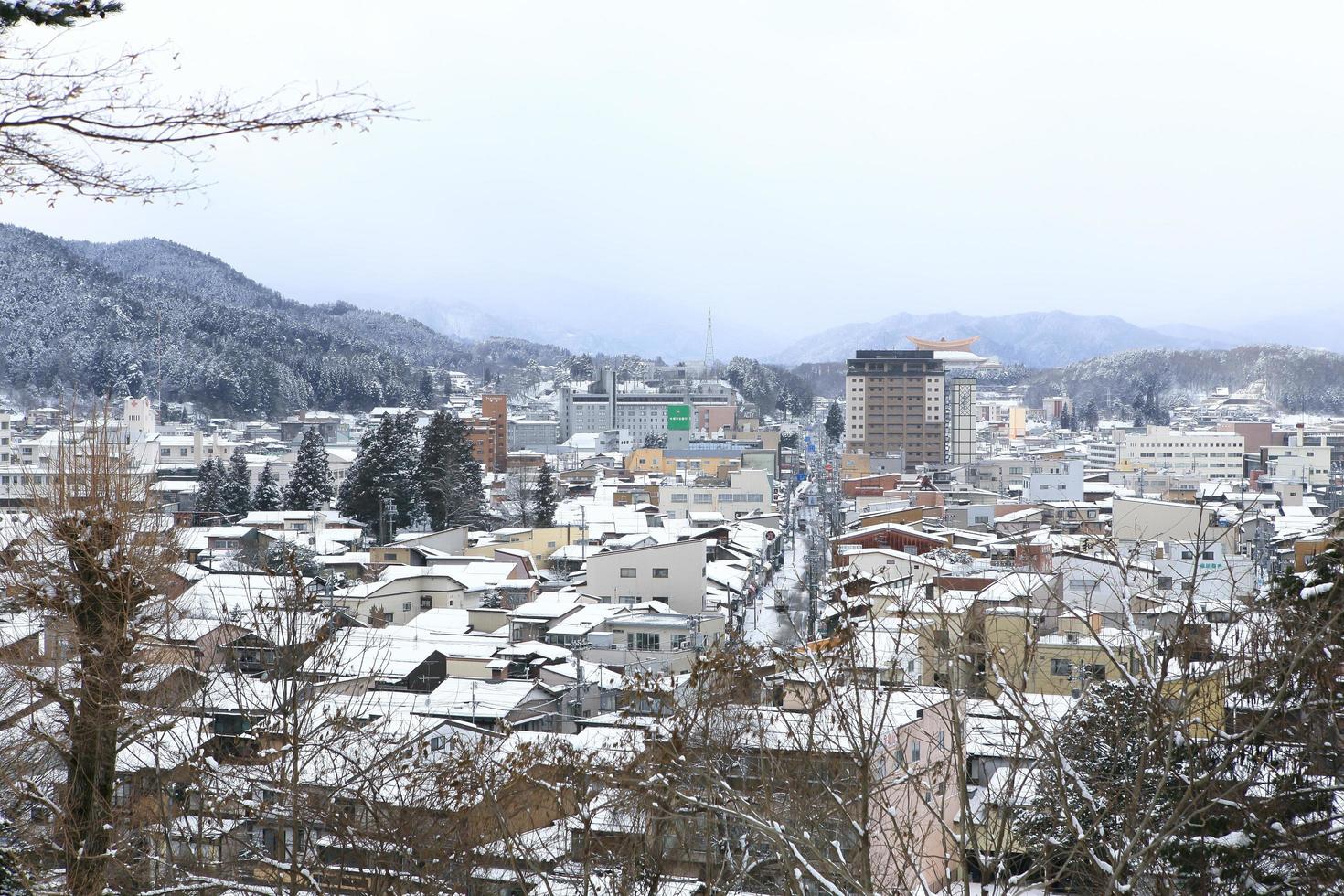 Vista de la ciudad de Takayama en Japón en la nieve. foto