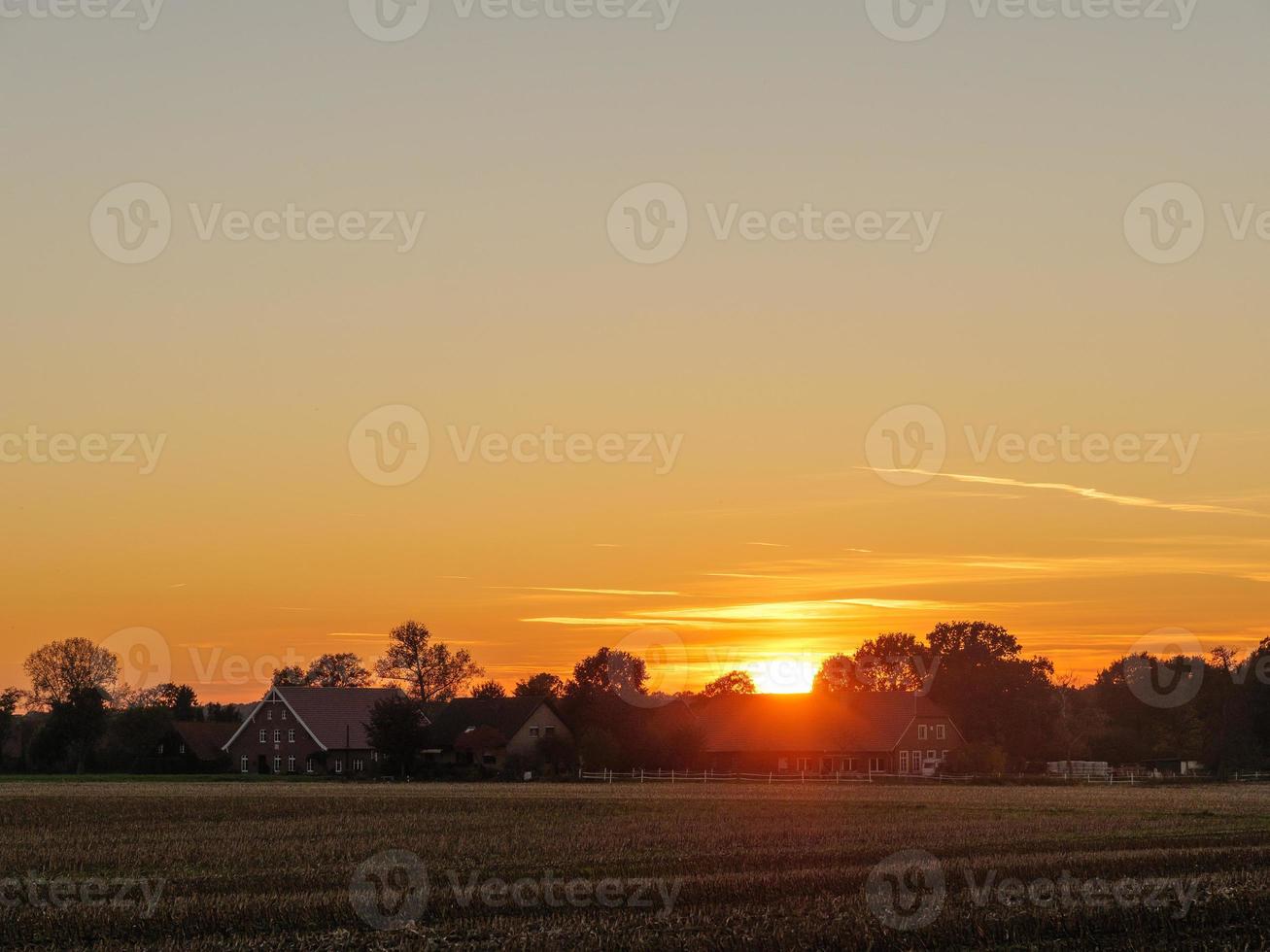 puesta de sol en el muensterland alemán foto