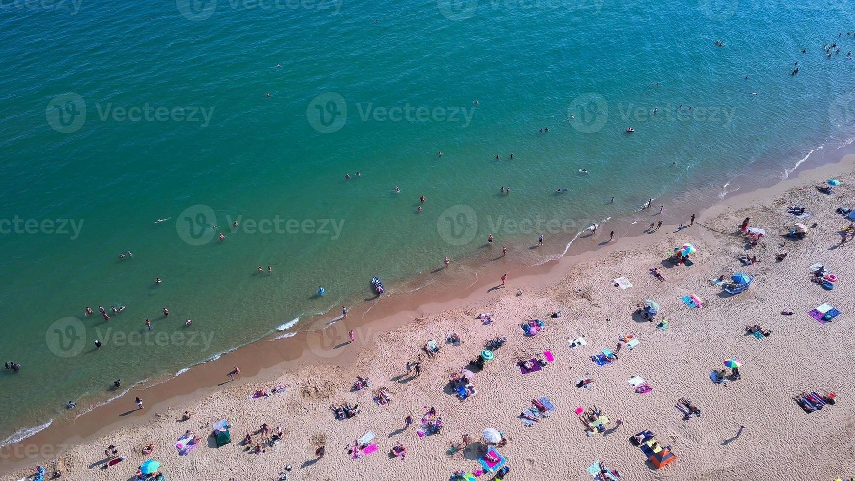 Gente relajándose en la playa de Bournemouth de Inglaterra foto